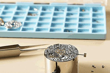 卡地亚表走慢了维修电话